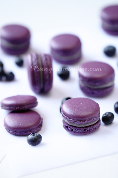 Macarons aux myrtilles et à la violette - www.puregourmandise.com