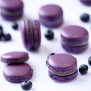 Macarons aux myrtilles et à la violette - www.puregourmandise.com