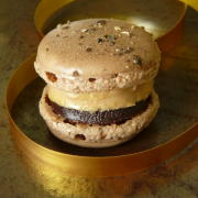 Macarons au foie gras et chocolat épicé - www.puregourmandise.com