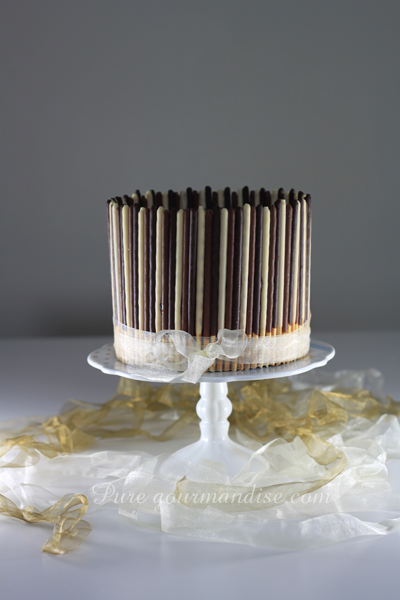 Triple layer cake au chocolat et aux Mikados - www.puregourmandise.com