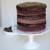 Triple layer cake au chocolat noir et aux framboises - www.PureGourmandise.com