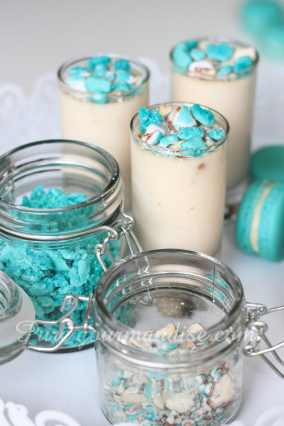Pannacottas au nougat et éclats de dragées et macarons - www.puregourmandise.com