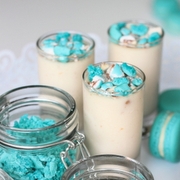 Pannacottas au nougat, aux éclats de dragées et de macarons - www.puregourmandise.com