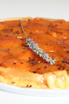 Tarte tatin à l'abricot et à la lavande - www.puregourmandise.com