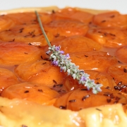 Tarte tatin à l'abricot et à la lavande - www.puregourmandise.com