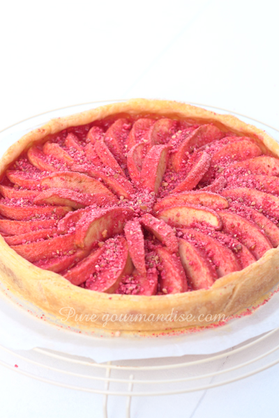 Gâteau aux pommes fondantes et pralines roses | Pure Gourmandise | www.puregourmandise.com