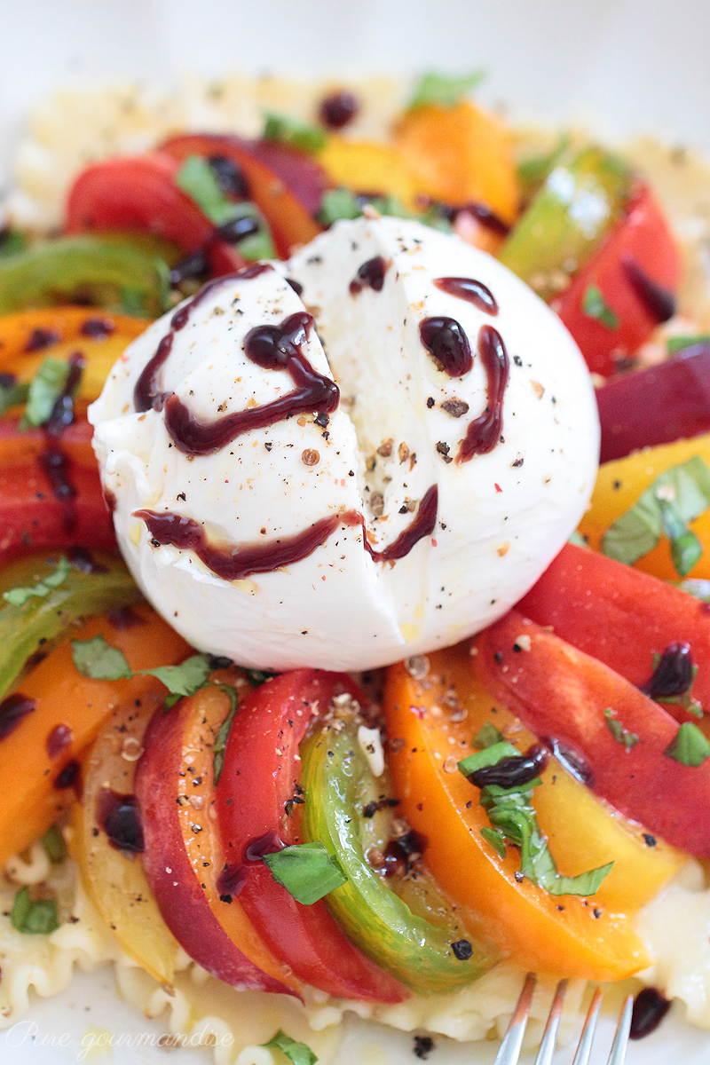 Salade de tomates, nectarines et burrata - Pure Gourmandise